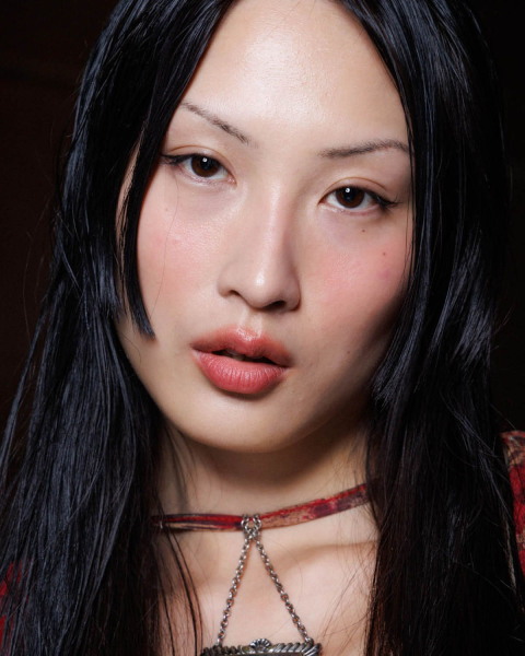 blurred lips on model  summer makeup trends 2025